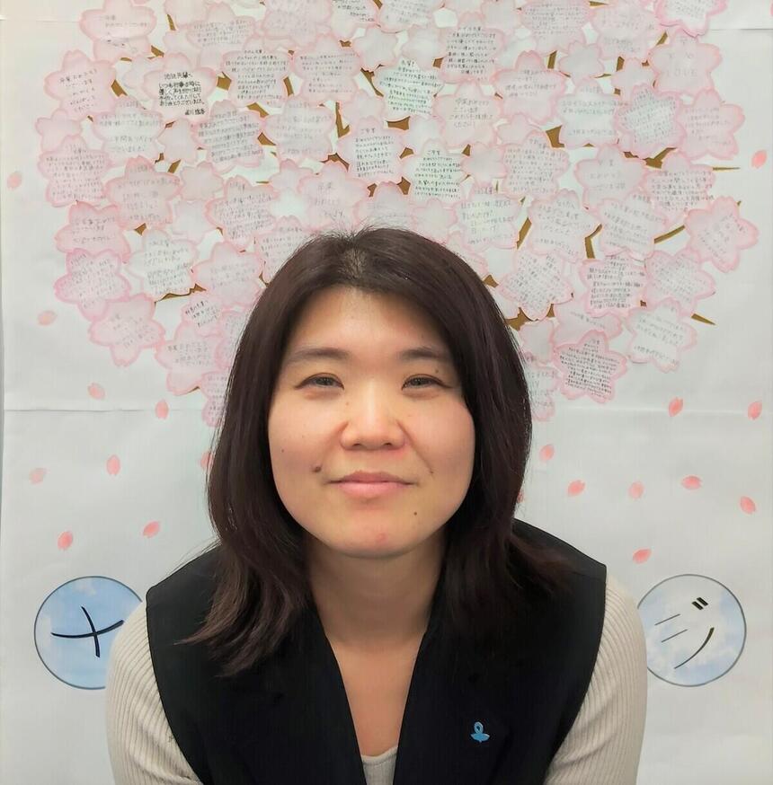 メッセージ桜の木の下で写真を撮っている女性