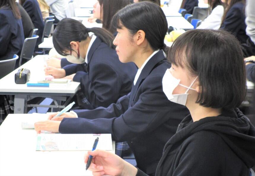 授業を真剣に受けている生徒