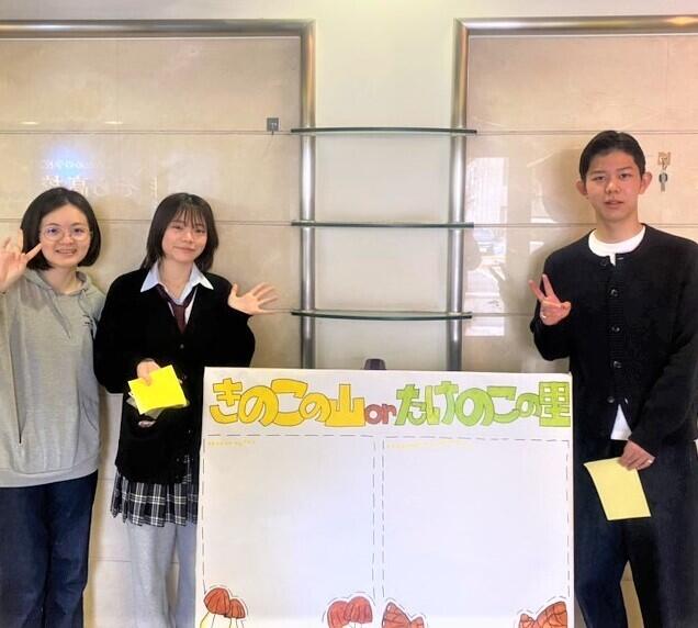 投票用紙と共にポーズを取るおおもり隊メンバー