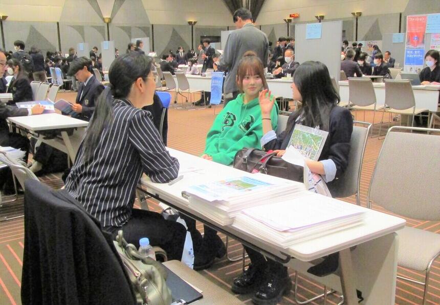 生徒が説明会にて担当から説明を聞いている様子