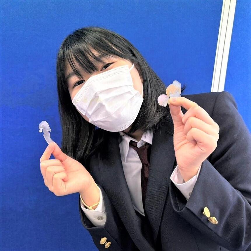 作成した作品を持ってポーズを取る女子生徒