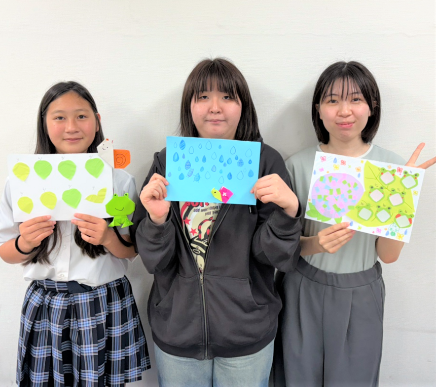 女子生徒3人が作成したものを持ってポーズをしている