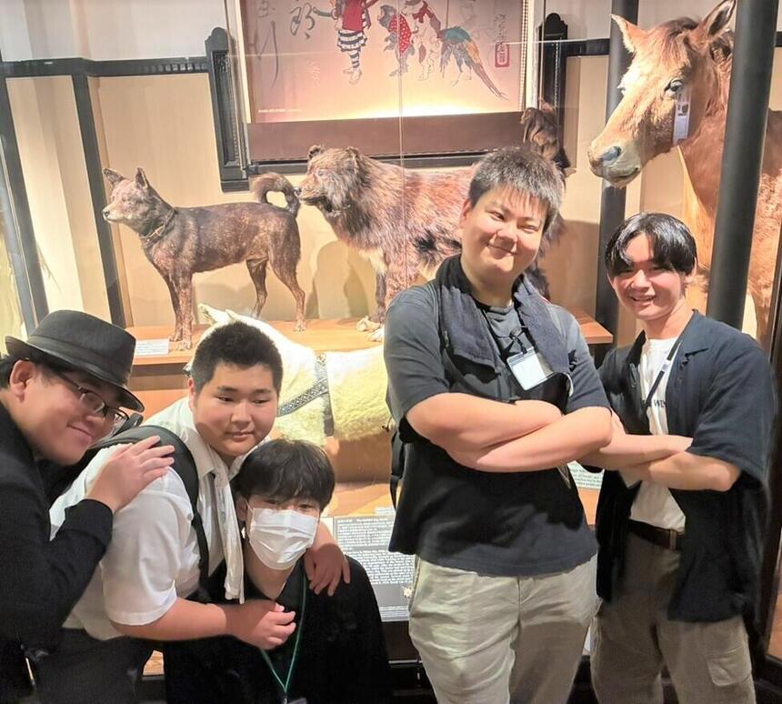 国立博物館の展示の前でポーズをとる男子生徒5人