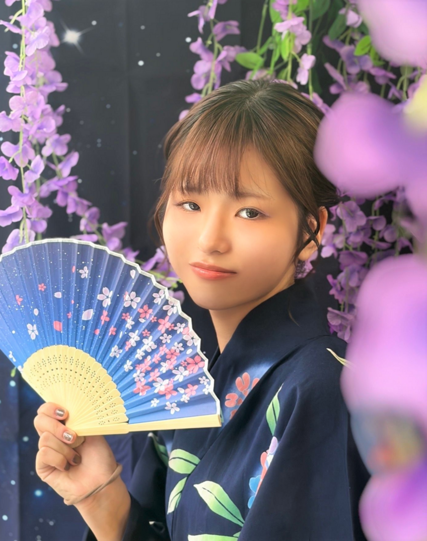 浴衣を着た女子高校生が扇子でポースをしている様子