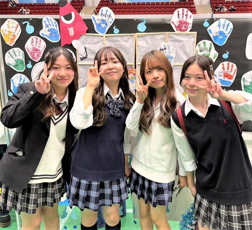 女子生徒4名が千葉キャンパスブースで楽しんでいる様子