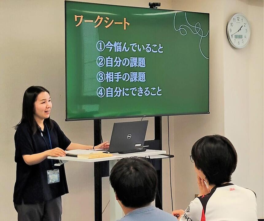 女性のマイコーチ®が登壇してレッスンを進めている様子