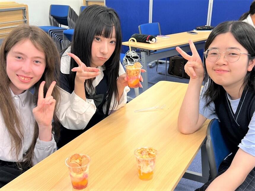 女子生徒3人が自作のハロハロを笑顔で食べている様子