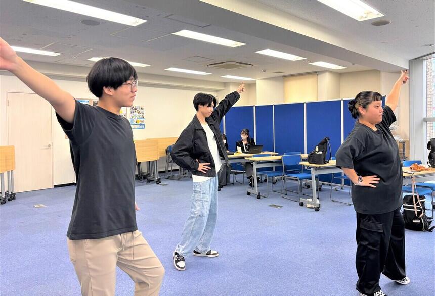 ダンス講師と男子生徒がレッスンをしている様子