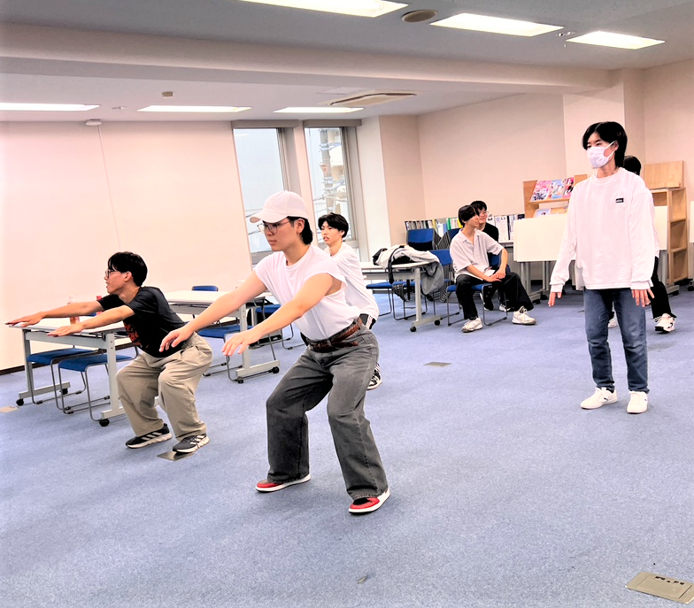 みらいの架け橋レッスン®にてエクササイズをする男子高校生4名