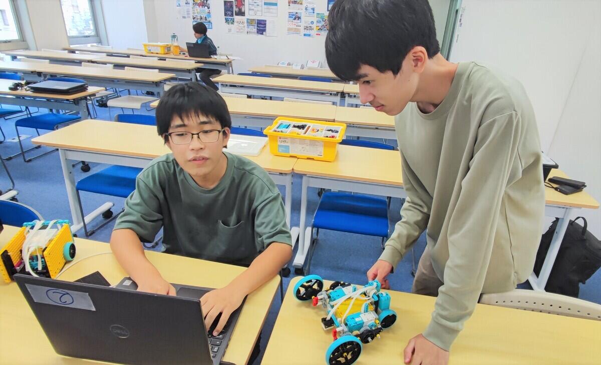 他の生徒に聞いたり、一緒に考えたり、協働しながら成長しています