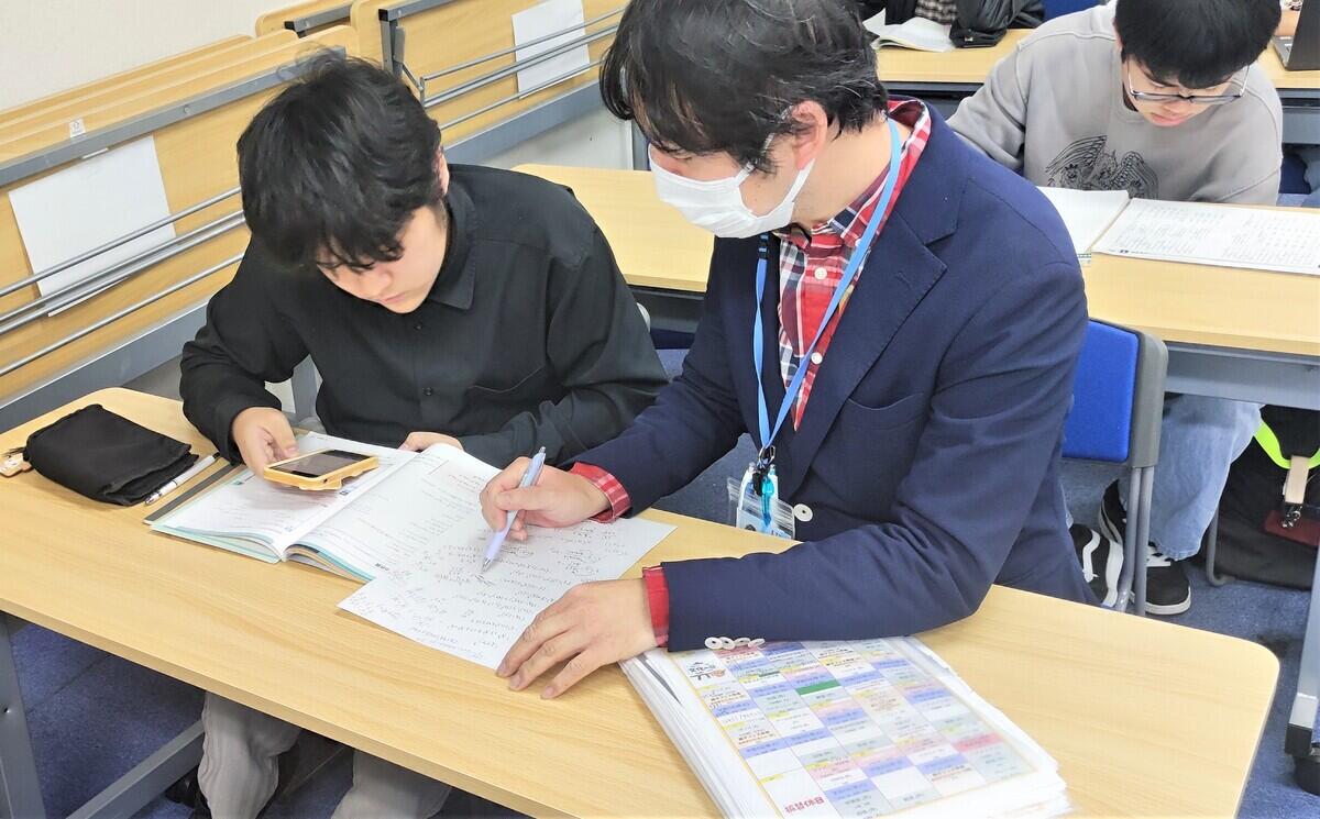 サポートを受けながら取り組んでいる生徒