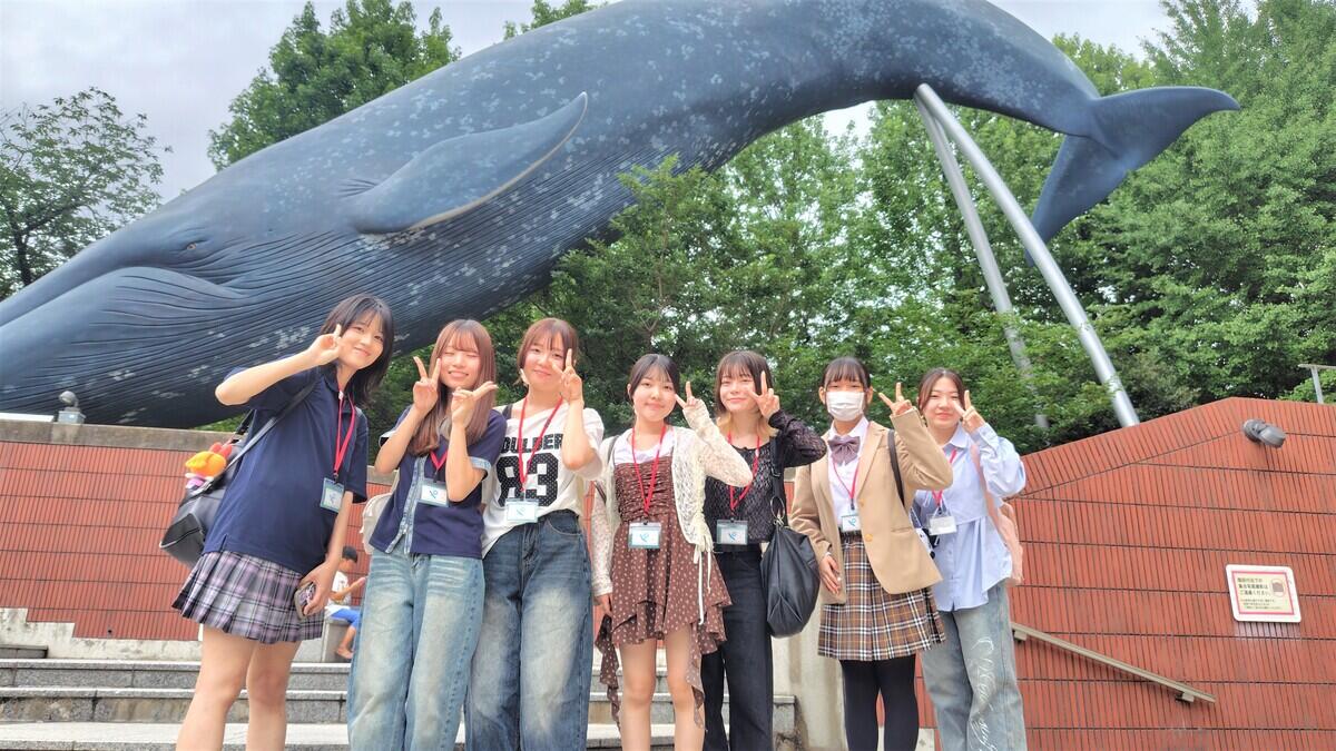 友だちとクジラ前でパシャリ