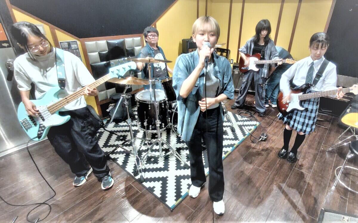 練習を重ねるごとに生徒同士で意見を出し合い、バンドとしての団結力もどんどん高まっています