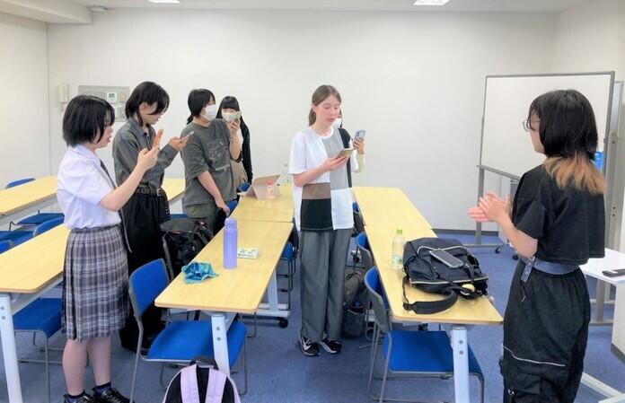 発声練習をしている生徒