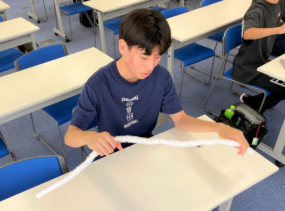 集中し没頭している生徒