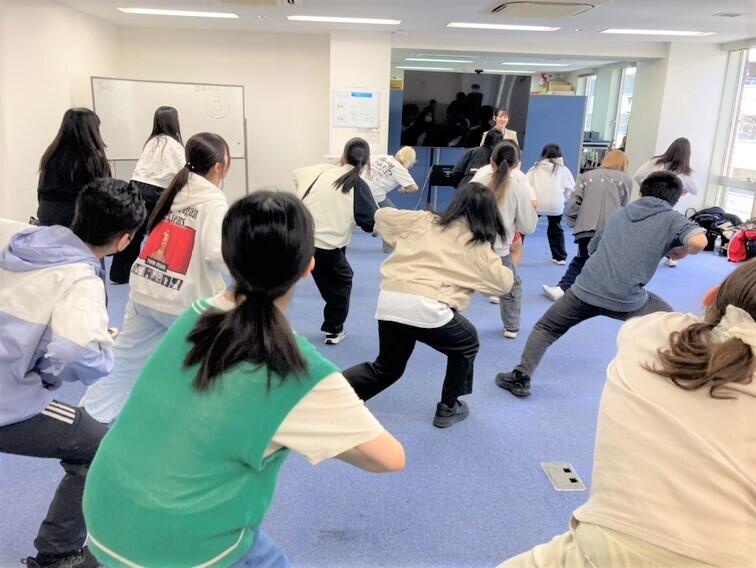 ダンスを踊っている生徒