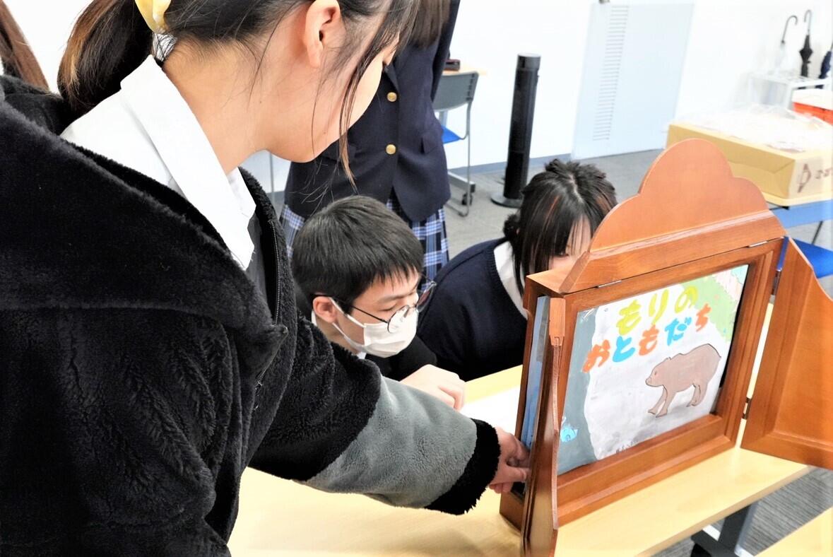 紙芝居を読んでいる生徒