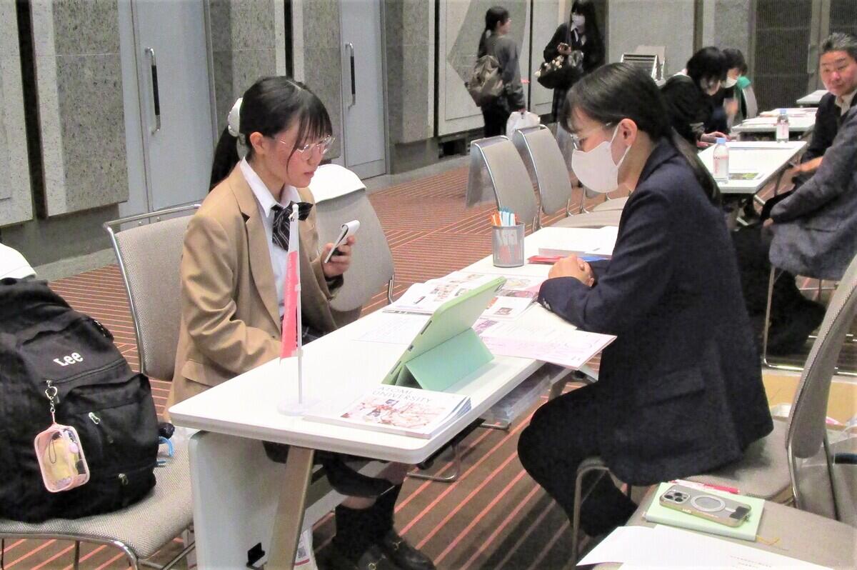 真剣な表情の生徒