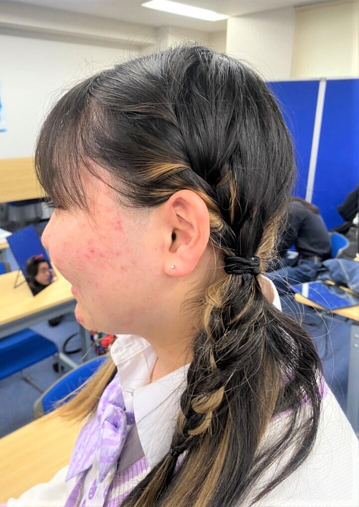 自分でアレンジした編み込みヘアで登校した生徒