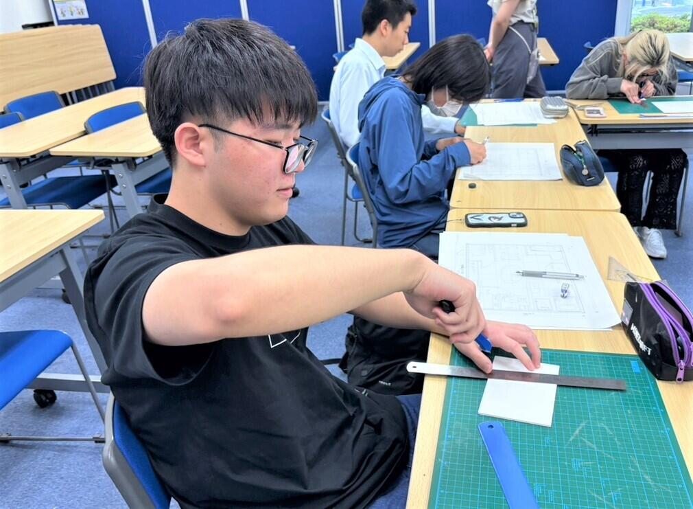 カッターを扱う生徒