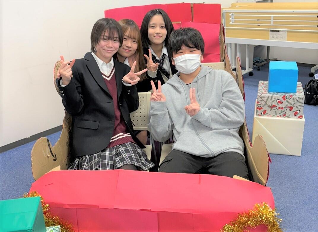 手作り巨大ソリに乗っている生徒