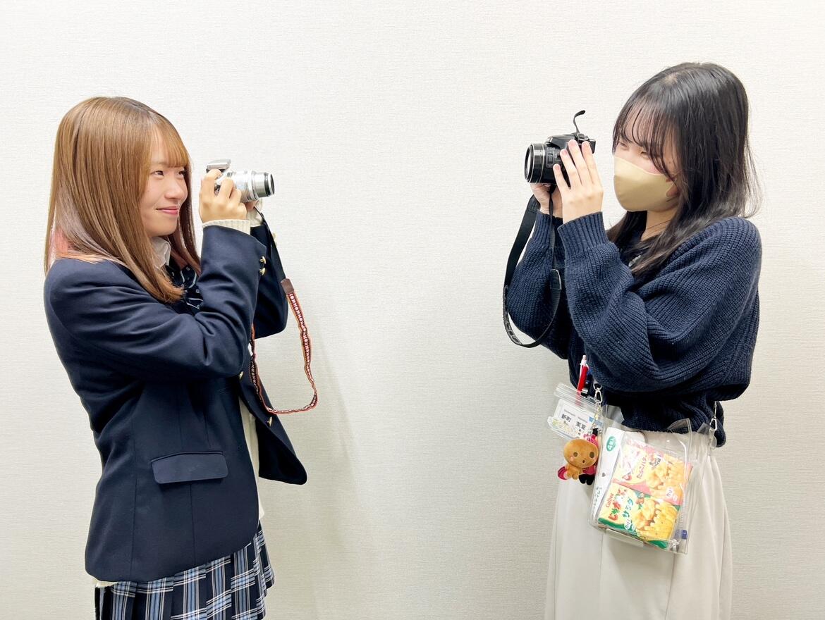 写真を撮っている生徒