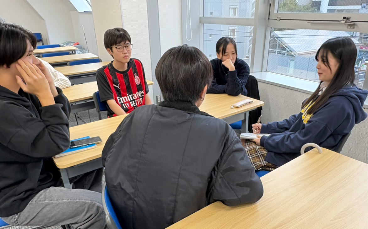 生徒が話し合っている様子