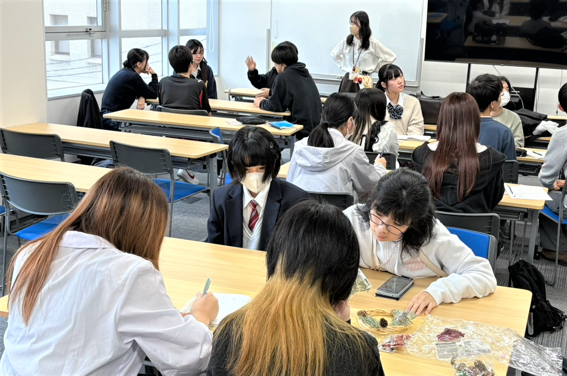 生徒が話し合っている様子