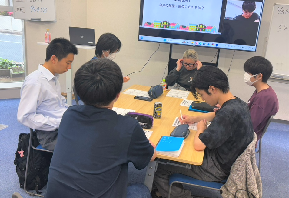 水曜日の座学の風景です。お題に対して、みんなで意見を考えております。