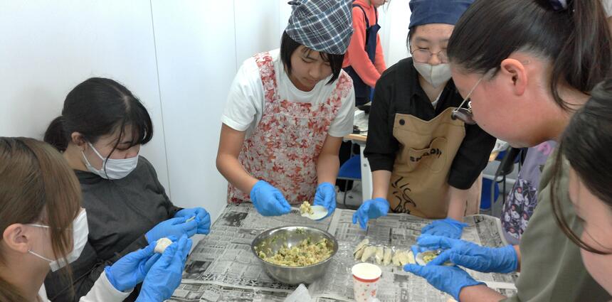 みらいの架け橋レッスン®「クッキング」にて餃子作りに勤しむ生徒たち