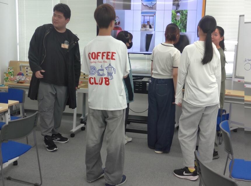 おおぞら高校富士キャンパスの新入生歓迎会で、チームの皆で協力して写真でビンゴゲームに参加している様子
