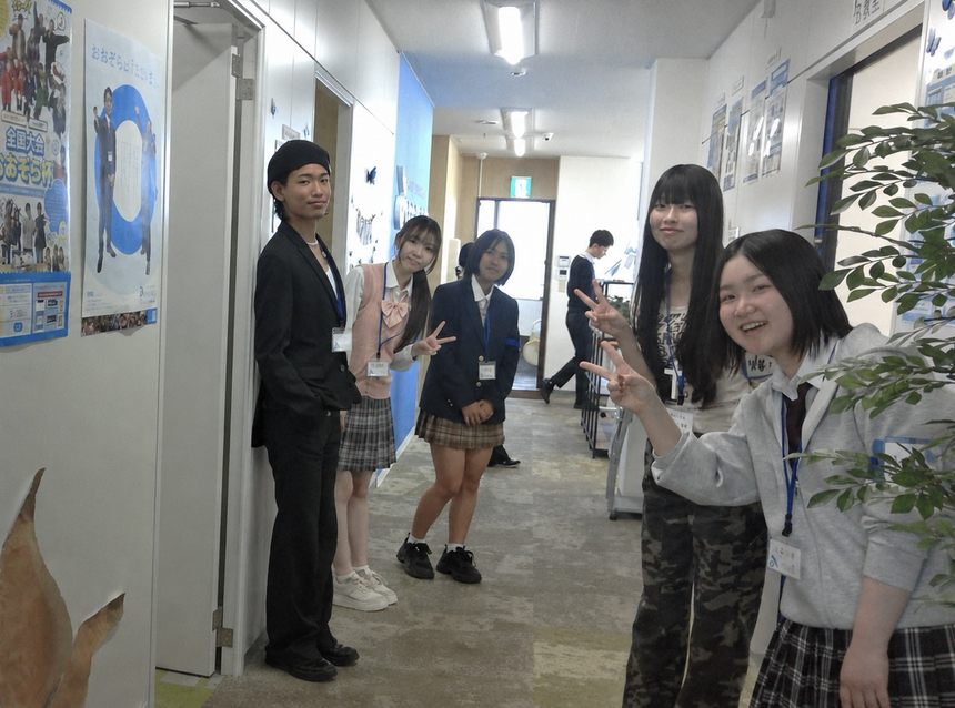 生徒たちが富士キャンパスで制服姿でほほ笑む姿
