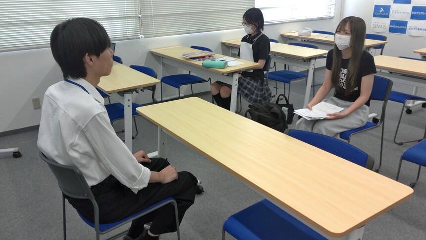 おおぞら高校富士キャンパスの進路対策授業で面接練習をしている様子