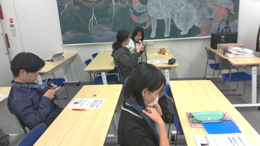 おおぞら高校富士キャンパスにて、進路対策授業の身だしなみ講座でネクタイを結ぶ練習をしている様子