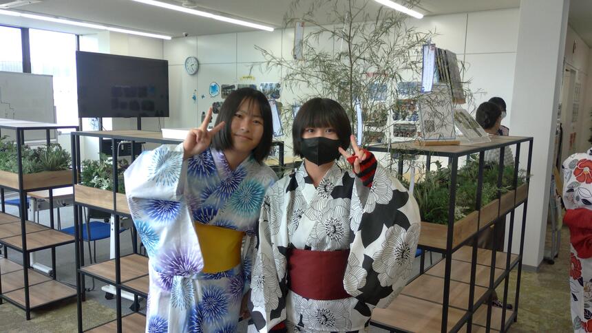 七夕イベントで浴衣を着て、2ショットを撮る生徒