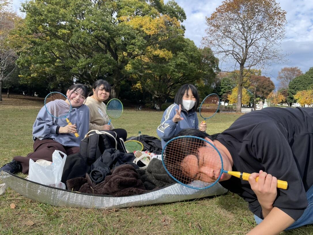 ピクニックのようにレジャーシートに座りながら学年関係なくお喋りをしている生徒