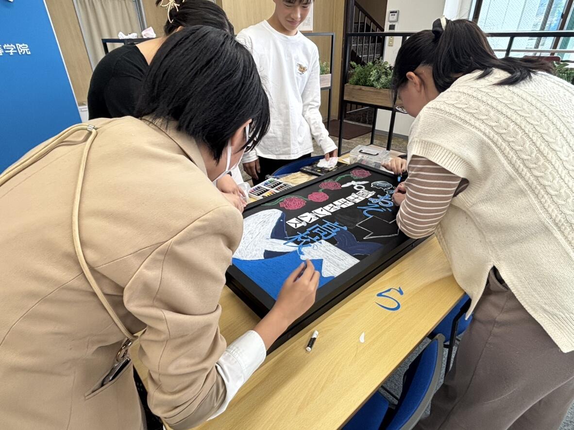 ウェルカムボードを作成している生徒