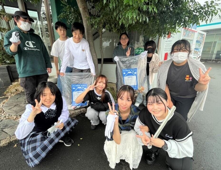 清掃活動をした生徒