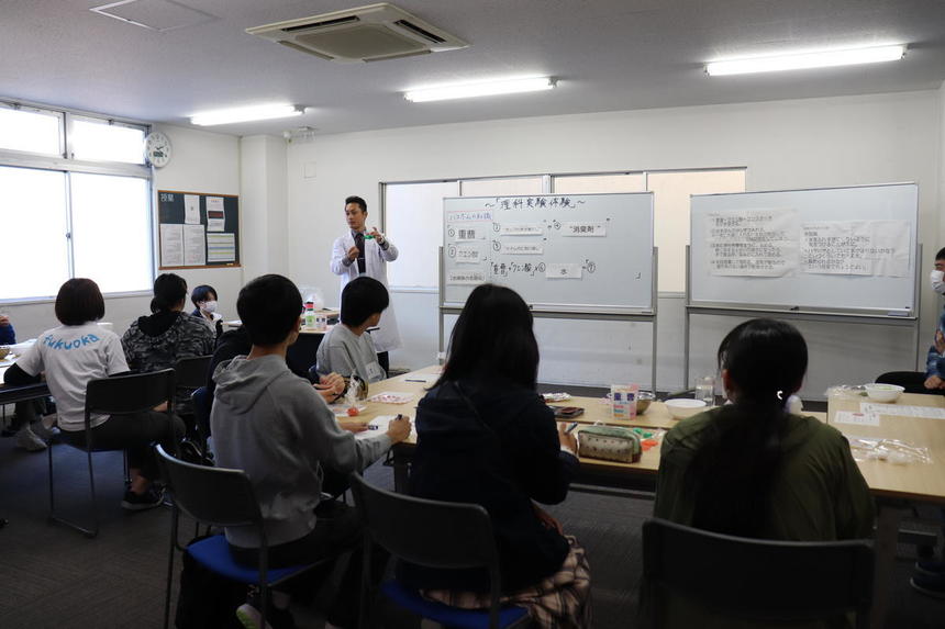 体験入学「理科実験」の様子