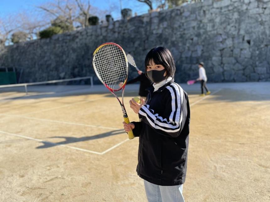 テニスを楽しむ生徒