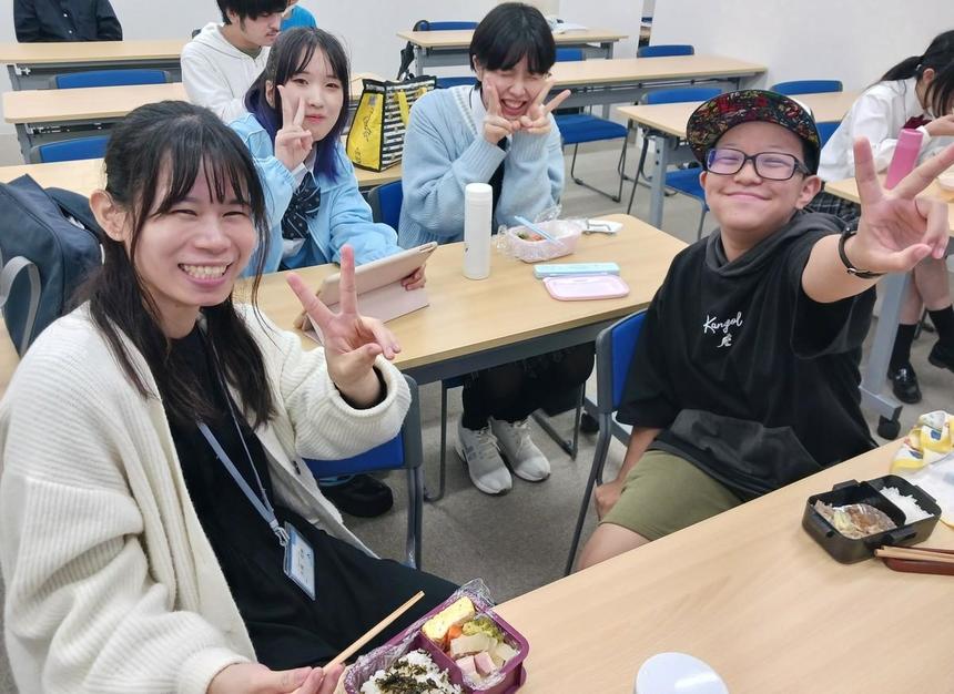 生徒がお昼を食べている写真