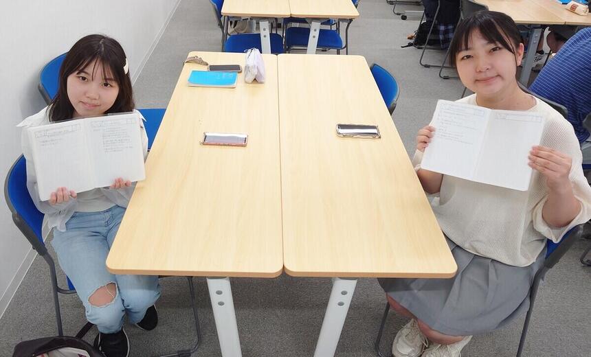みらいノート®を持った笑顔のAさんとRさん