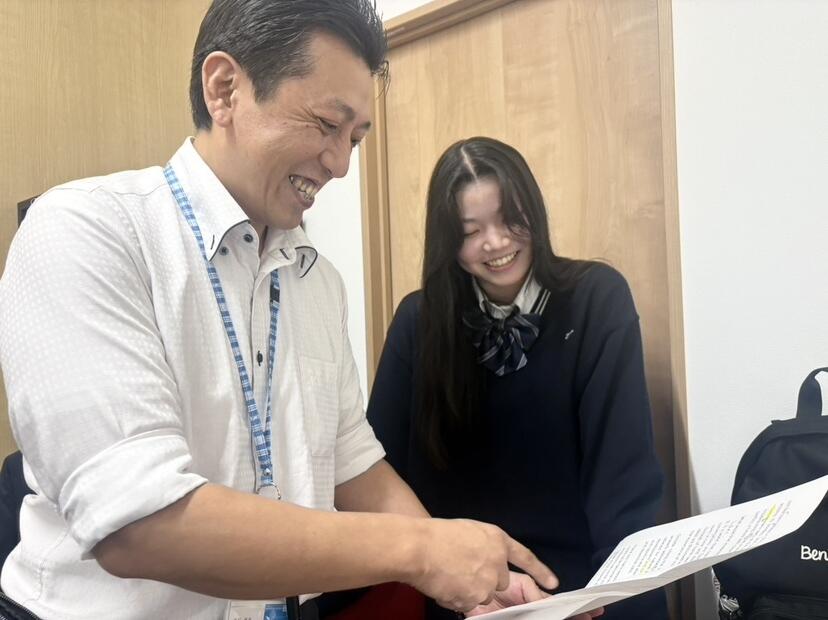 生徒とマイコーチが笑顔で会話する姿