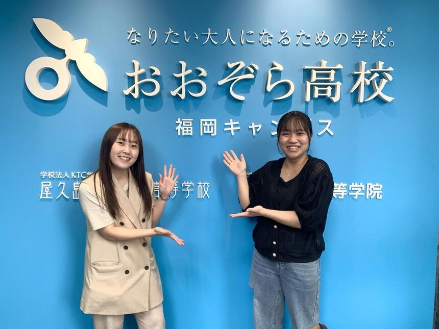 卒業生と当時のマイコーチが笑い合う姿