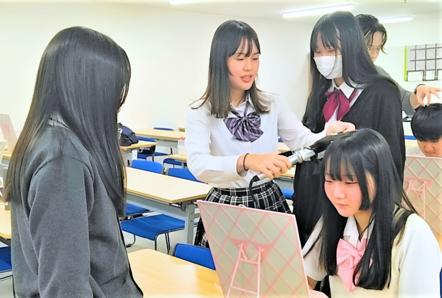 ヘアアイロンを持つ生徒