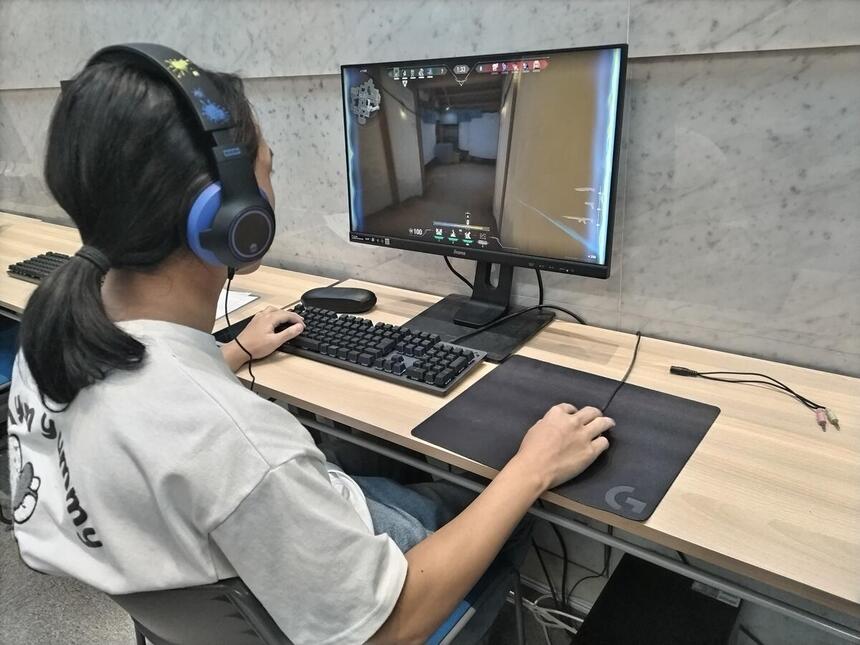 PCでeスポーツを楽しむ生徒