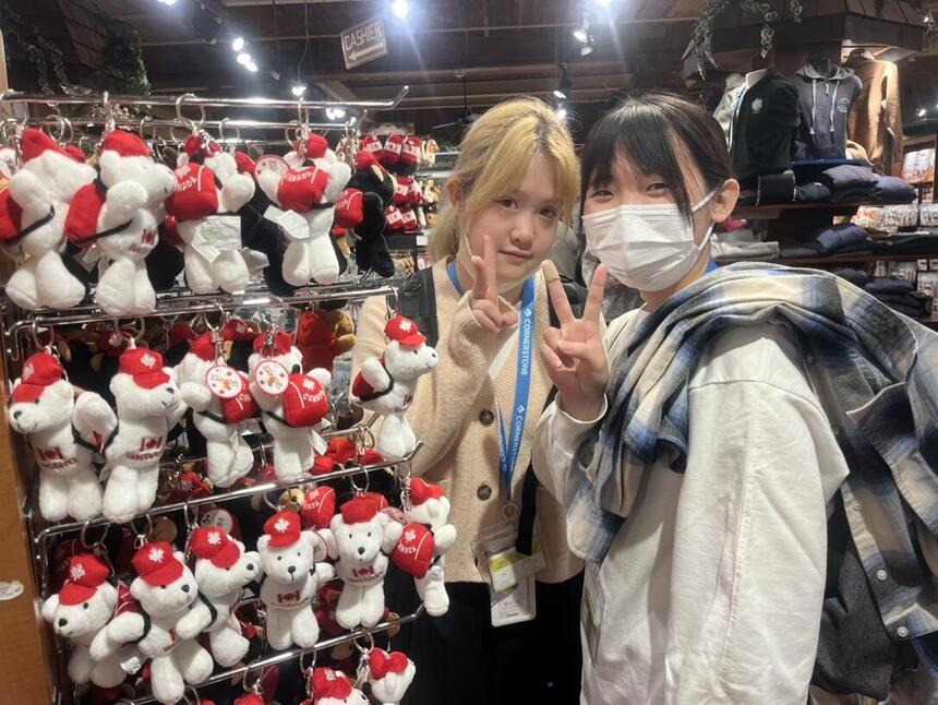 生徒が買い物をしている様子