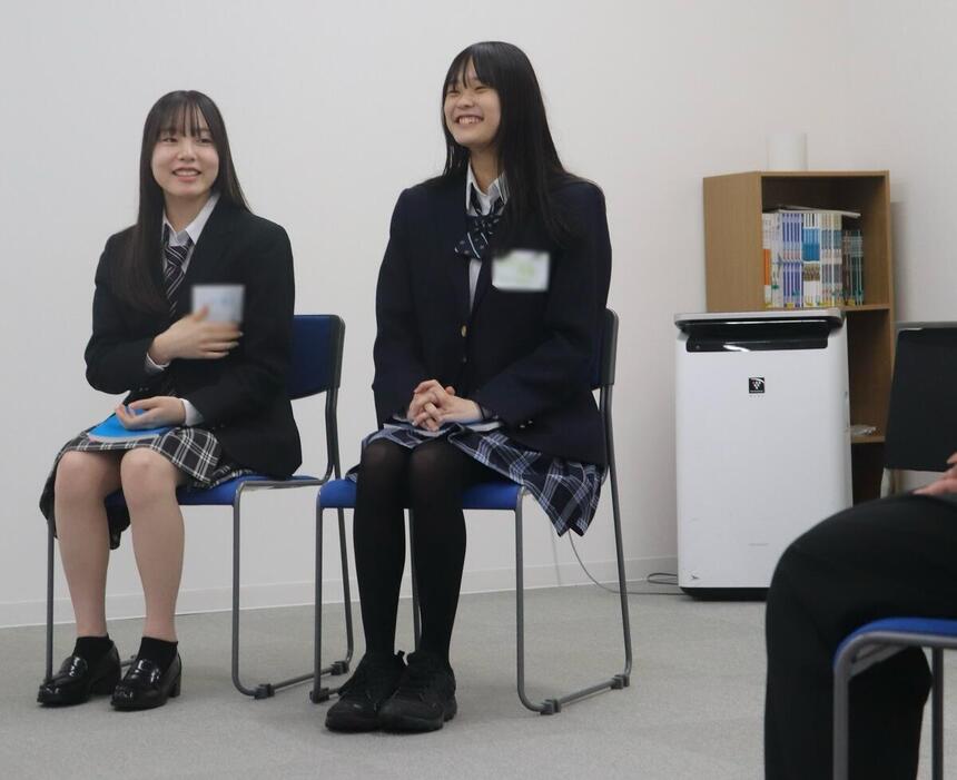 笑顔の在校生二人