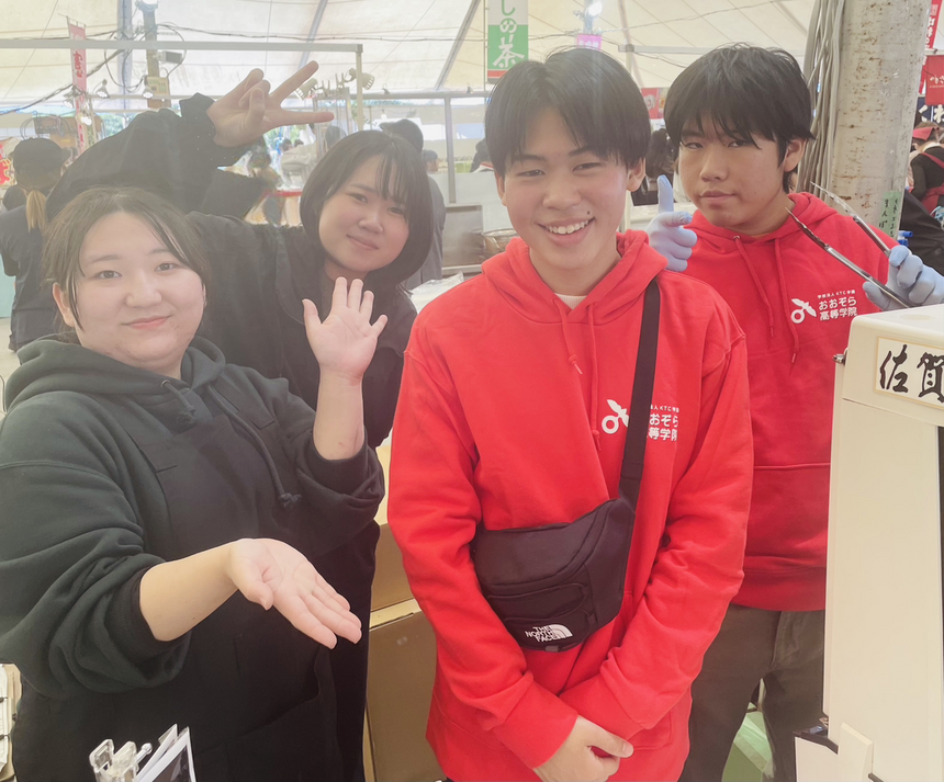 おおぞら生と卒業生と販売の方が佐賀牛肉まんを販売している様子を写真で撮りました