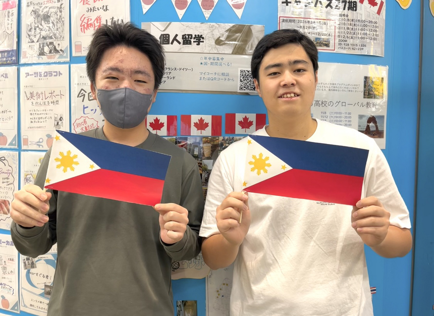 生徒がフィリピンの国旗を持っている写真